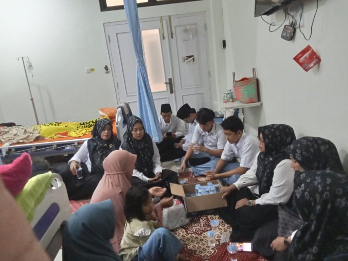 Peduli, Kamad Jenguk Buk Rita Fialisna,S.Pd Yang Mengalami Musibah Kecelakaan Peduli, Kamad Jenguk Buk Rita Fialisna,S.Pd Yang Mengalami Musibah Kecelakaan