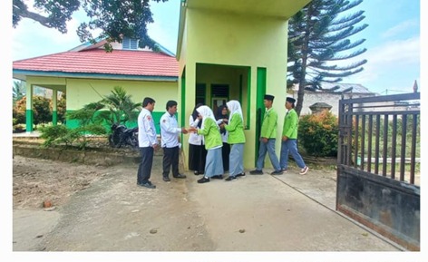 Guru Piket MAN 2 Bungo Sambut Siswa dengan Salam Santun, Budaya KBC Mengakar Sejak Gerbang Madrasah Guru Piket MAN 2 Bungo Sambut Siswa dengan Salam Santun, Budaya KBC Mengakar Sejak Gerbang Madrasah
