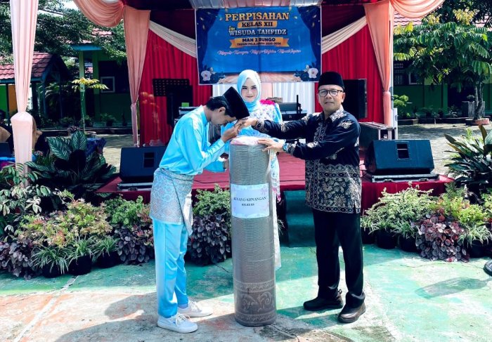 Perpisahan Bermakna, Siswa MAN 2 Bungo Beri Kenangan Karpet untuk Mushola Perpisahan Bermakna, Siswa MAN 2 Bungo Beri Kenangan Karpet untuk Mushola