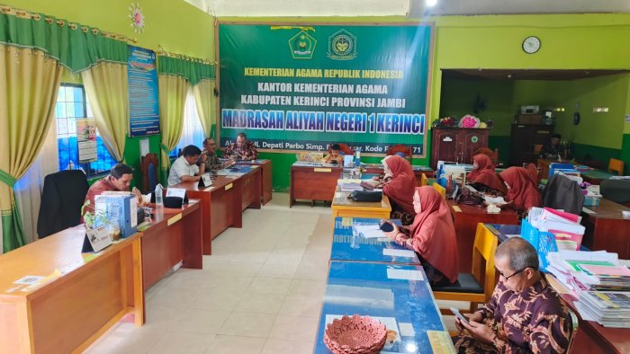 Panitia Perpisahan MAN 1 Kerinci Gelar Rapat Persiapan Matangkan Agenda Wisuda dan Perpisahan Siswa Kelas XII Panitia Perpisahan MAN 1 Kerinci Gelar Rapat Persiapan Matangkan Agenda Wisuda dan Perpisahan Siswa Kelas XII