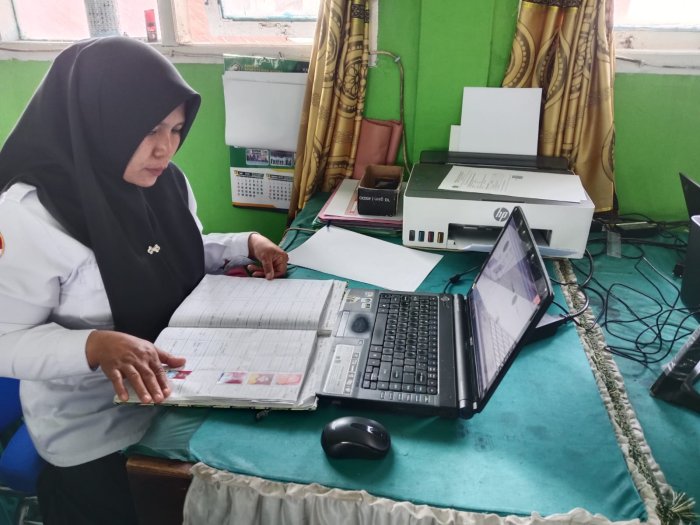 Optimalkan Akurasi Data, Operator EMIS MIN 3 Kerinci Lakukan Sinkronisasi Berkala Buku Induk dan Data Online