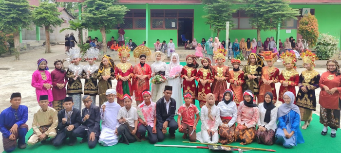 Lomba Fashion Show Meriahkan Peringatan Hari Sumpah Pemuda di MTsN 1 Kota Jambi Lomba Fashion Show Meriahkan Peringatan Hari Sumpah Pemuda di MTsN 1 Kota Jambi