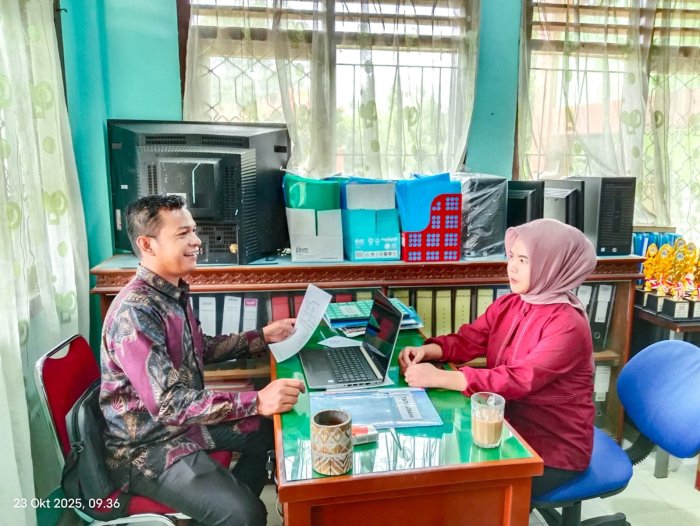 Staff TU MTsN 1 Bungo Sigap Layani Tamu Madrasah dengan Profesional dan Ramah