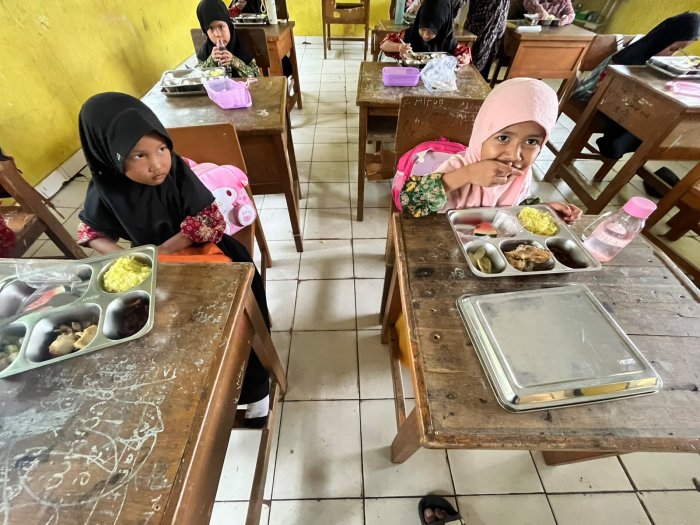 Khidmat dan Lahap! Momen Siswa MIN 1 Muaro Jambi Santap Makan Bergizi Gratis