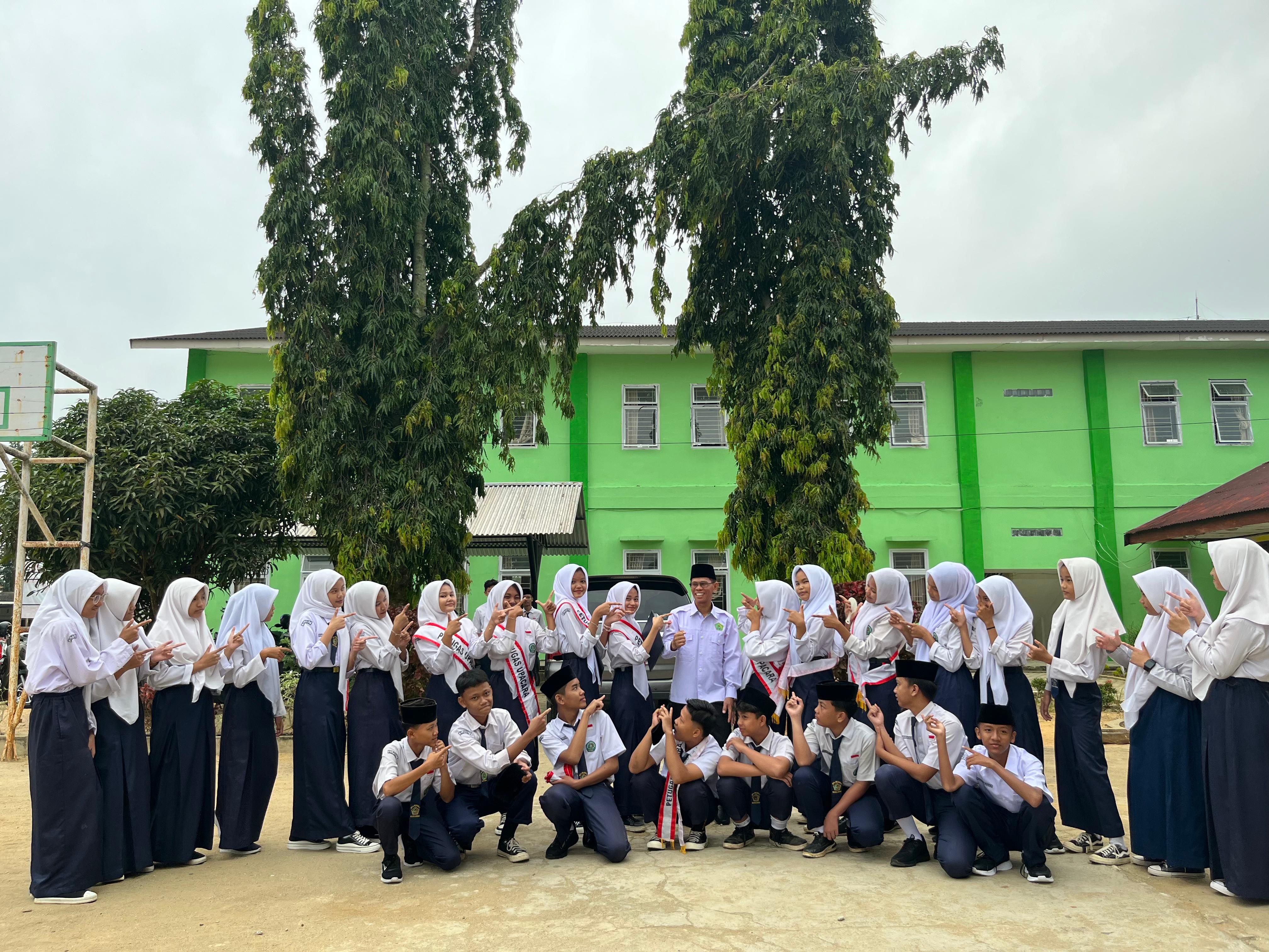 UPACARA BENDERA RUTIN DILAKSANKAN DI MTsN 2 BUNGO KELAS IX.B SEBAGAI PETUGAS UPACARA UPACARA BENDERA RUTIN DILAKSANKAN DI MTsN 2 BUNGO KELAS IX.B SEBAGAI PETUGAS UPACARA