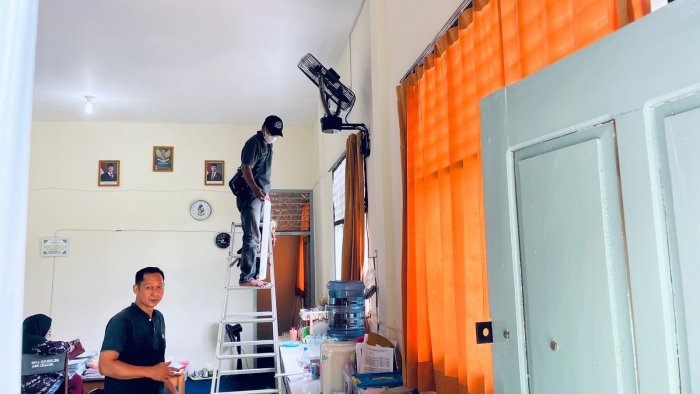 Perawatan Sarpras MAN 2 Kota Jambi, Ali Imron Tekankan Kenyamanan Belajar sebagai Prioritas