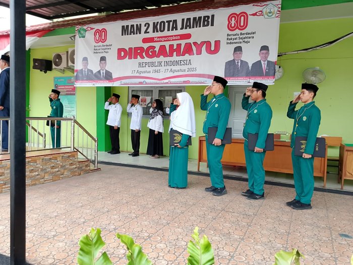XII IIS 1 Dapat Apresiasi saat Upacara Bendera di MAN 2 Kota Jambi