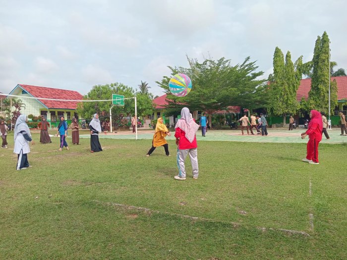 Guru dan Staf MAN 2 Bungo Mulai Berlatih Bola Besar Jelang Lomba HAB Kemenag Guru dan Staf MAN 2 Bungo Mulai Berlatih Bola Besar Jelang Lomba HAB Kemenag