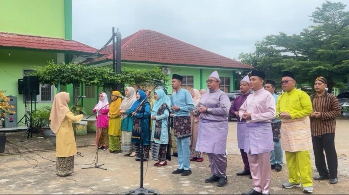 Nada Cinta untuk Guru: Persembahan Paduan Suara Warnai Upacara Hari Guru Nasional Nada Cinta untuk Guru: Persembahan Paduan Suara Warnai Upacara Hari Guru Nasional