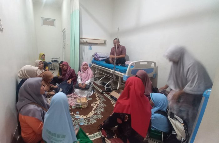 Guru MAN 2 Bungo, H. Mahyudin, M.Pd.I Dirawat di RS Jabal Rahmah : Rekan Guru Datang Menjenguk Beri Dukungan Guru MAN 2 Bungo, H. Mahyudin, M.Pd.I Dirawat di RS Jabal Rahmah : Rekan Guru Datang Menjenguk Beri Dukungan