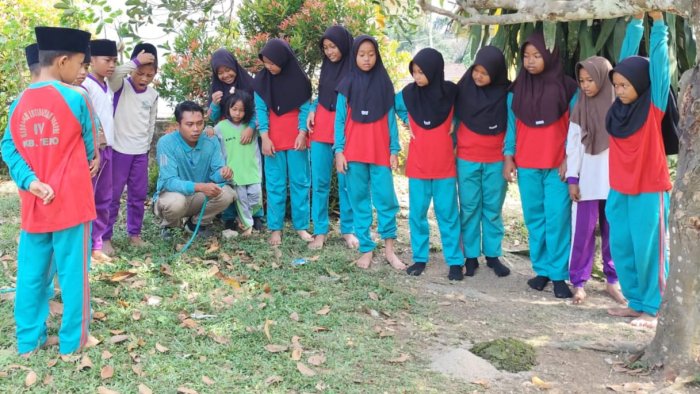 Siswa Kelas 5B MIN 4 Tebo Simulasikan Proses Terjadinya Erosi