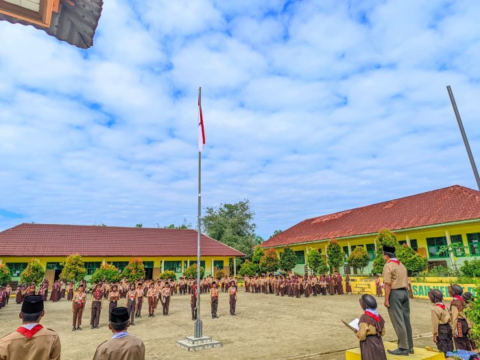 PJ Kades Jaya Mulya Jadi Pembina Upacara Pramuka di MIN 4 Tebo