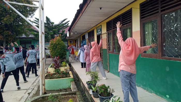 Semangat Guru MTsN 2 Bungo Ikuti Senam Sehat Bersama Semangat Guru MTsN 2 Bungo Ikuti Senam Sehat Bersama
