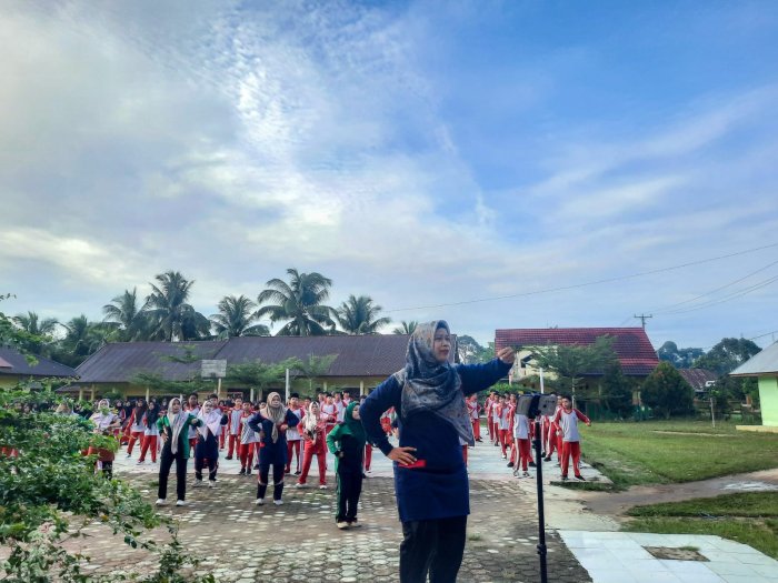Irama Tabola Bale Semangati Warga MTsN 1 Bungo di Senam Pagi