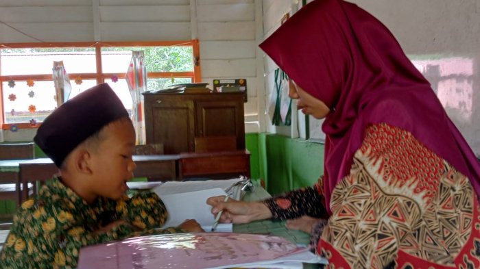 Empat Siswa Kelas 2B MIN 4 Tebo Berhasil Lancar Membaca Setelah Bimbingan Sepulang Sekolah Empat Siswa Kelas 2B MIN 4 Tebo Berhasil Lancar Membaca Setelah Bimbingan Sepulang Sekolah