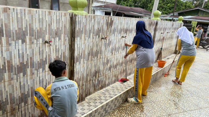 MTsN 1 Tebo Dukung Gerakan Bersama (Geber) Bersih-Bersih Masjid (BBM) MTsN 1 Tebo Dukung Gerakan Bersama (Geber) Bersih-Bersih Masjid (BBM)