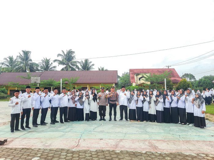 Kapolsek Muko-Muko Bathin VII Bertindak Selaku Pembina Upacara Kapolsek Muko-Muko Bathin VII Bertindak Selaku Pembina Upacara