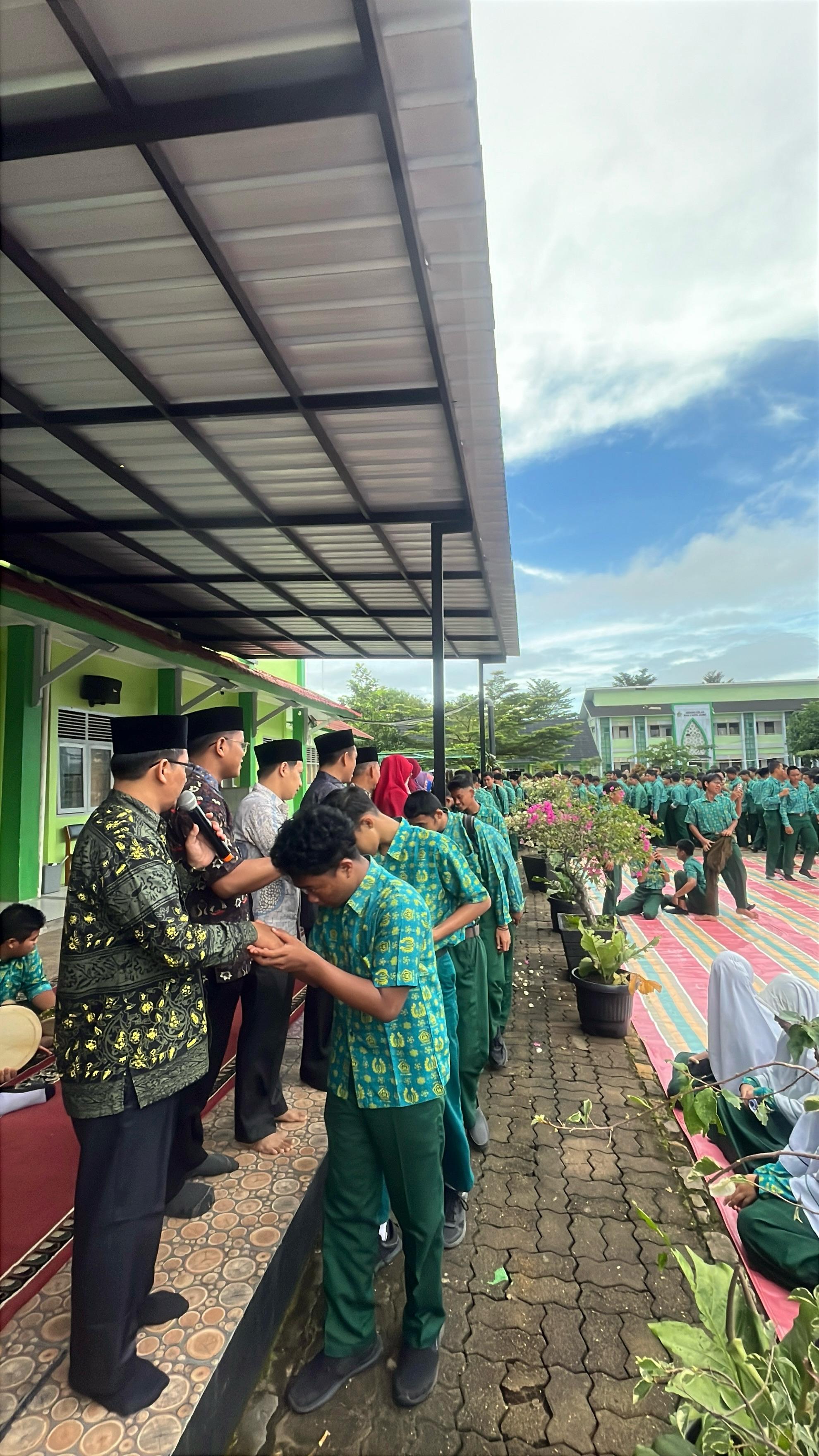 Hangatnya Silaturahmi Jelang Ramadhan, MAN 2 Kota Jambi Gelar Halal Bihalal Hangatnya Silaturahmi Jelang Ramadhan, MAN 2 Kota Jambi Gelar Halal Bihalal