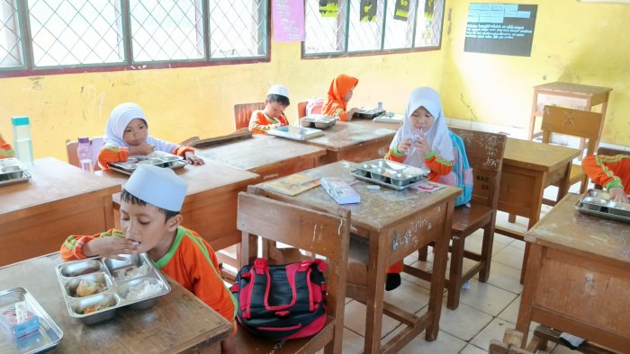 Siswa Siswi Antusias Menyantap Program Makan Bergizi (MBG) Gratis Di Madrasah