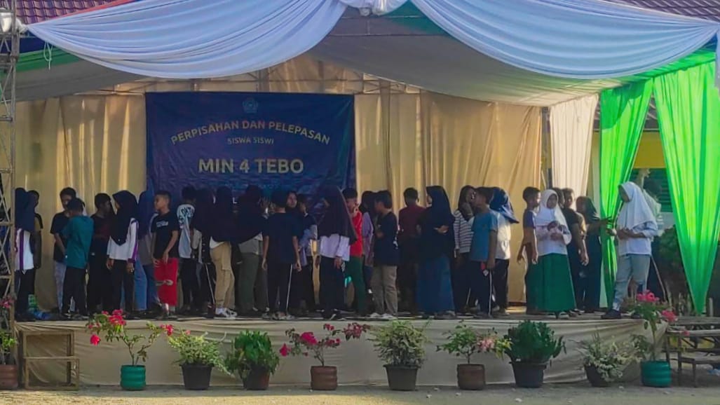 Siswa MIN 4 Tebo Gelar Gladi Resik Jelang Perpisahan