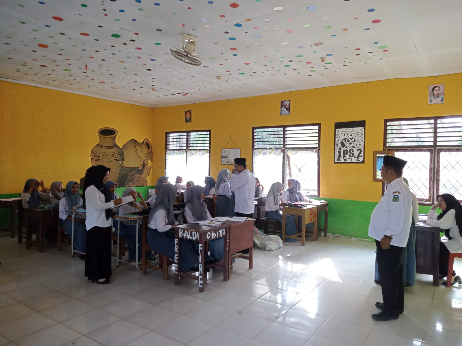 WAKAMAD KESISWAAN MAN 2 TEBO GELAR RAZIA PENERTIBAN : TEGAKKAN KEDISIPLINAN  SISWA.