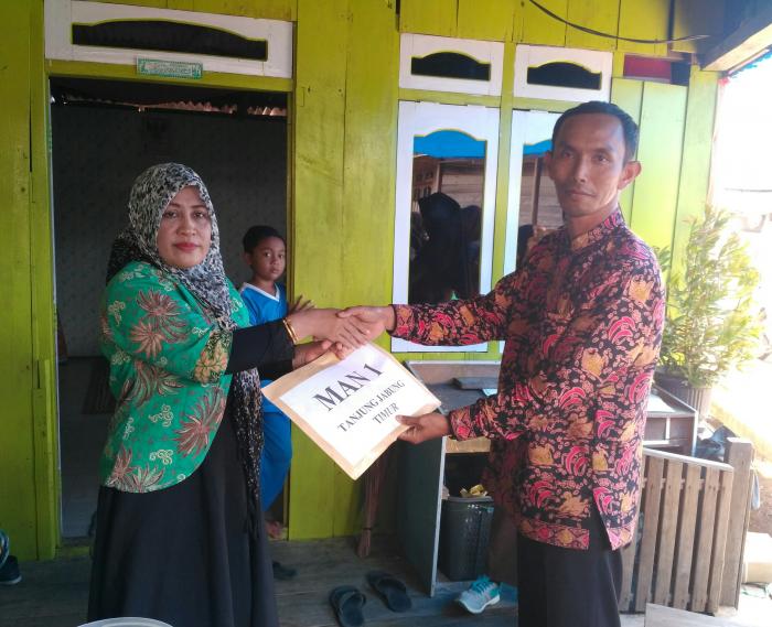 MAN 1 TANJABTIM SERAHKAN DONASI KEBAKARAN NIPAH PANJANG