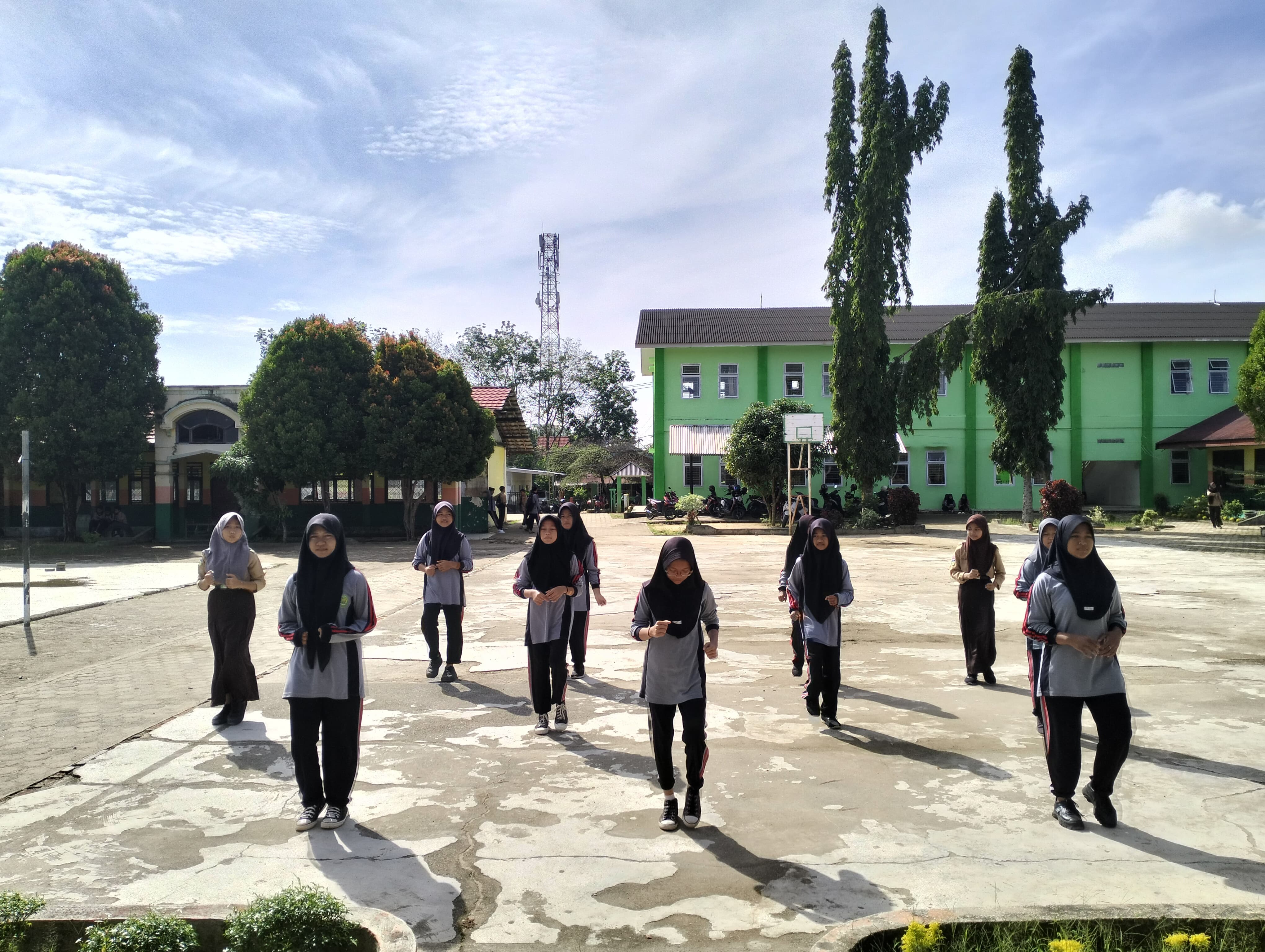 SEMARAKNYA KEGIATAN LOMBA SENAM ANTAR KELAS MERIAHKAN CLASS MEETING DI MTsN 2 BUNGO SEMARAKNYA KEGIATAN LOMBA SENAM ANTAR KELAS MERIAHKAN CLASS MEETING DI MTsN 2 BUNGO