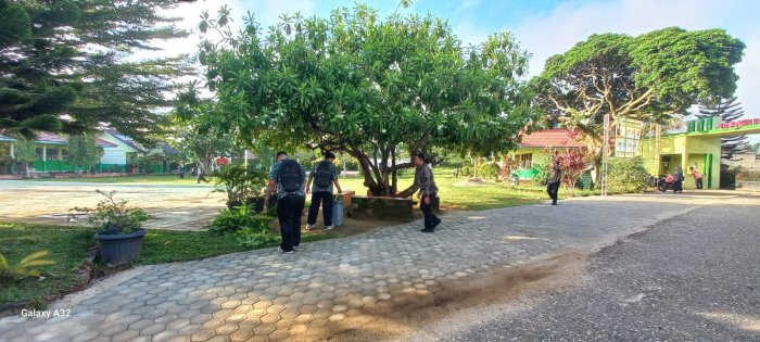 Aksi Peduli Lingkungan, Siswa MAN 2 Bungo Gelar Bersih-Bersih Sebelum Belajar Aksi Peduli Lingkungan, Siswa MAN 2 Bungo Gelar Bersih-Bersih Sebelum Belajar