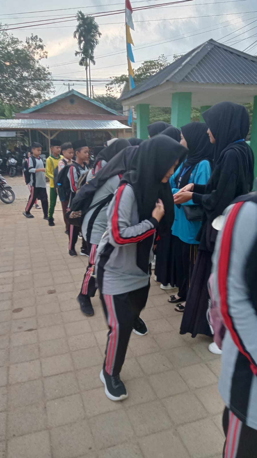 GURU DAN ANGGOTA PPL SAMBUT KEDATANGAN SISWA DI PAGI SABTU DENGAN PENUH SEMANGGAT GURU DAN ANGGOTA PPL SAMBUT KEDATANGAN SISWA DI PAGI SABTU DENGAN PENUH SEMANGGAT