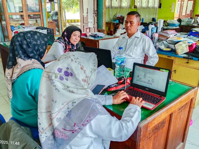 Guru MTsN 1 Bungo Laksanakan Pengisian Rapor Tengah Semester dengan Penuh Ketelitian Guru MTsN 1 Bungo Laksanakan Pengisian Rapor Tengah Semester dengan Penuh Ketelitian