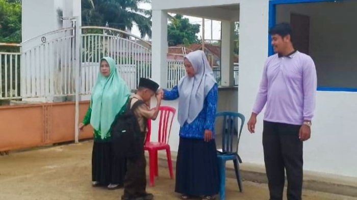 Guru Sambut Pagi di Gerbang MIN 4 Tebo Jadi Penyemangat Siswa Ikuti ASAS
