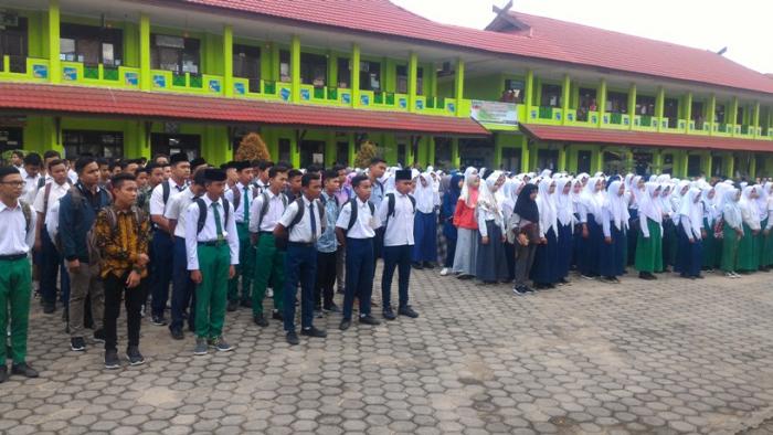 Calon PDB Berkumpul Di Lapangan MAN 2 Kota Jambi Calon PDB Berkumpul Di Lapangan MAN 2 Kota Jambi