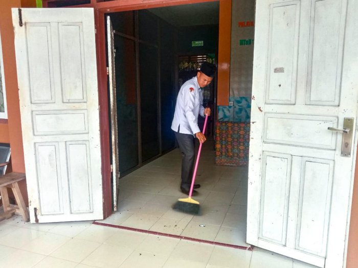 Semangat Pagi Senin di MTsN 1 Bungo: Bukti Dedikasi Staf Jaga Kebersihan Kantor Semangat Pagi Senin di MTsN 1 Bungo: Bukti Dedikasi Staf Jaga Kebersihan Kantor