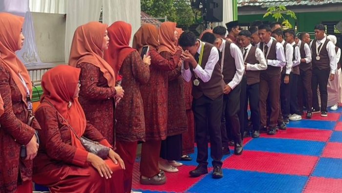 Meski Diguyur Hujan, Tasyakuran  Siswa Kelas IX MTsN 3 Kota Jambi Berlangsung Meriah
