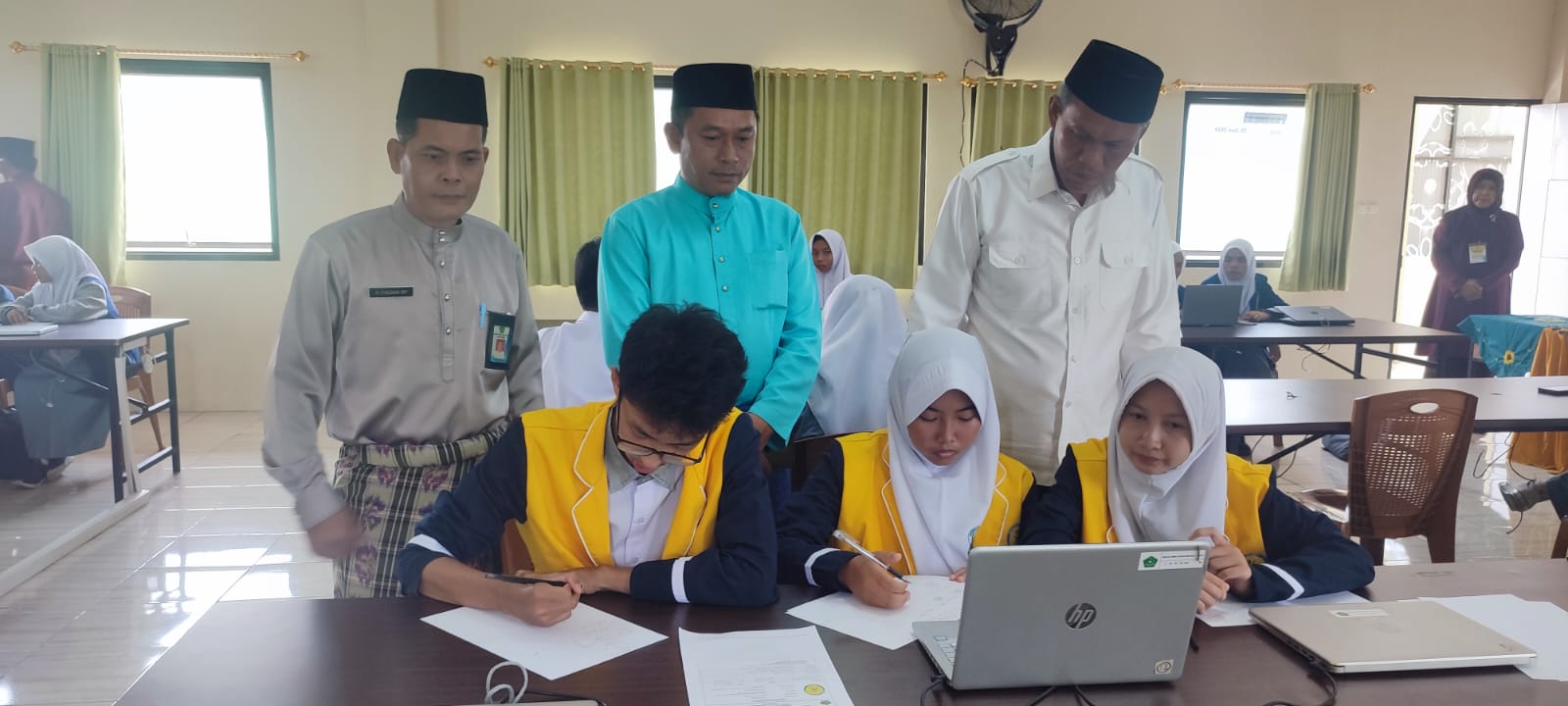 Kepala Kanwil Kemenag Provinsi Jambi Memantau Pelaksanaan KSM 2024 di MAN 2 Kota Jambi Kepala Kanwil Kemenag Provinsi Jambi Memantau Pelaksanaan KSM 2024 di MAN 2 Kota Jambi