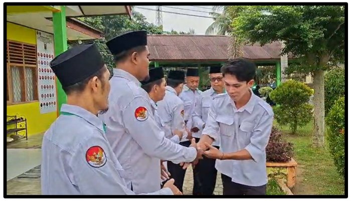 Pererat Tali Silaturahmi, Tradisi Bersalaman Antarguru Usai Upacara Senin Cerminkan Harmonisasi Madrasah Pererat Tali Silaturahmi, Tradisi Bersalaman Antarguru Usai Upacara Senin Cerminkan Harmonisasi Madrasah