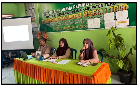 Wujudkan Tata Kelola Berintegritas, Kaur TU Pimpin Rapat Pemantapan ZI di Ruang Guru