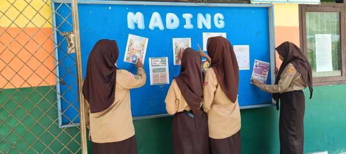 Siswa MTsN 2 Bungo Antusias Membaca Pengumuman madrasah Siswa MTsN 2 Bungo Antusias Membaca Pengumuman madrasah