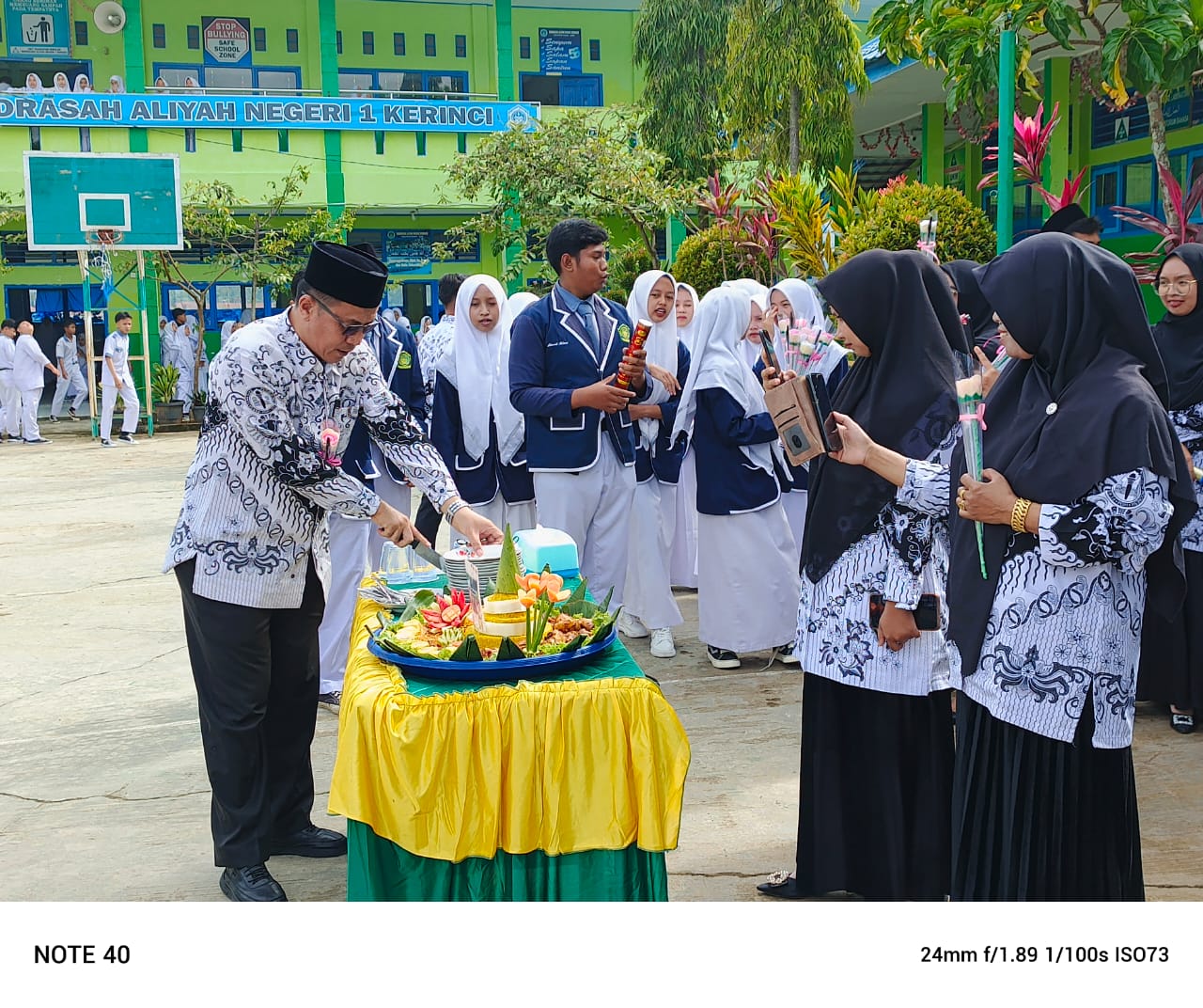 Surprise Spesial dari Siswa MAN 1 Kerinci untuk Guru dan Tata Usaha dalam Peringatan Hari Guru Surprise Spesial dari Siswa MAN 1 Kerinci untuk Guru dan Tata Usaha dalam Peringatan Hari Guru