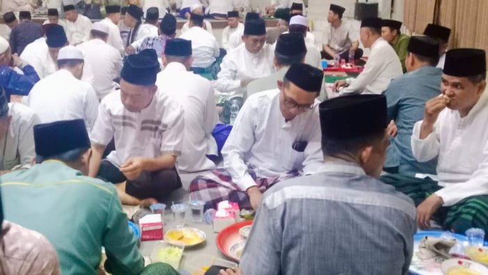 Filosofi Satu Nampan Dua Orang: Mengakar Kembali Adat Makan Besamo di Kemenag Tebo Filosofi Satu Nampan Dua Orang: Mengakar Kembali Adat Makan Besamo di Kemenag Tebo