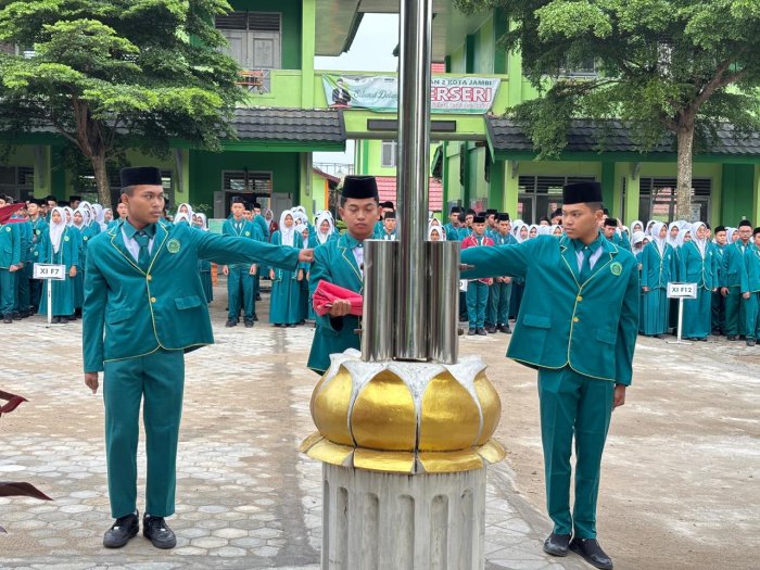 Dari Lapangan Madrasah: Pesan Karakter dan Prestasi Menggema di Upacara MAN 2 Kota Jambi Dari Lapangan Madrasah: Pesan Karakter dan Prestasi Menggema di Upacara MAN 2 Kota Jambi