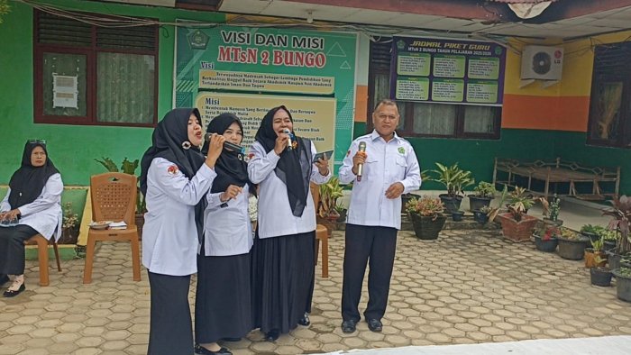 Guru MTsN 2 Bungo Persembahkan Lagu Perpisahan untuk Mahasiswa PPLK