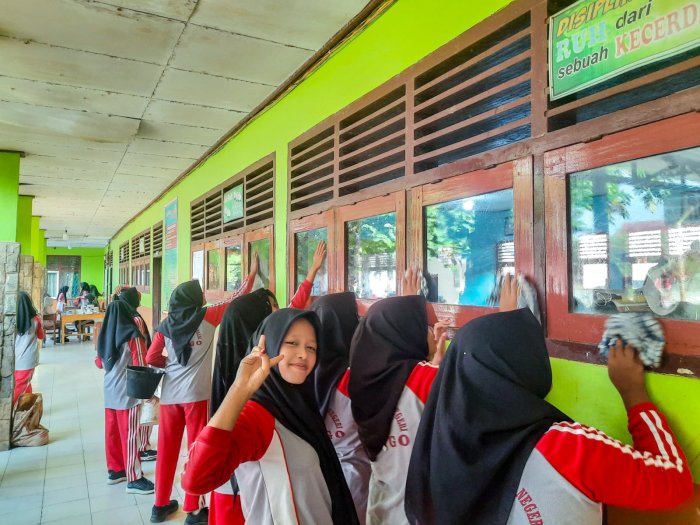 Tak Kalah Semangat, Remaja Putri MTsN 1 Bungo Unjuk Gigi dalam Gotong Royong Bersihkan Fasilitas Madrasah Tak Kalah Semangat, Remaja Putri MTsN 1 Bungo Unjuk Gigi dalam Gotong Royong Bersihkan Fasilitas Madrasah