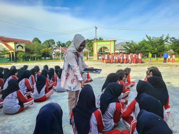 Pembagian TTD untuk Remaja Putri MTsN 1 Bungo: Wujud Kepedulian terhadap Kesehatan Peserta Didik Pembagian TTD untuk Remaja Putri MTsN 1 Bungo: Wujud Kepedulian terhadap Kesehatan Peserta Didik