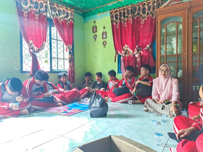Kepedulian Madrasah: Wali Kelas MTsN 1 Bungo Jenguk Siswa Pasca Operasi