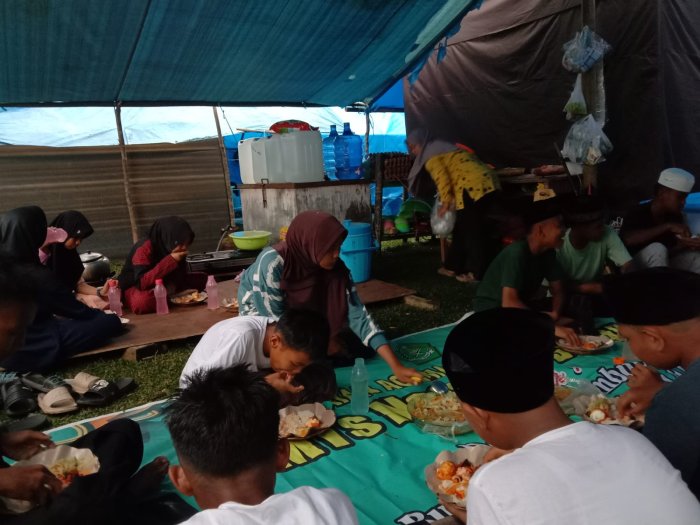 Sarapan Kompak di Tenda, Kontingen MTsN 1 Bungo Siap Arungi Jamran 2025 Muko-Muko Bathin VII