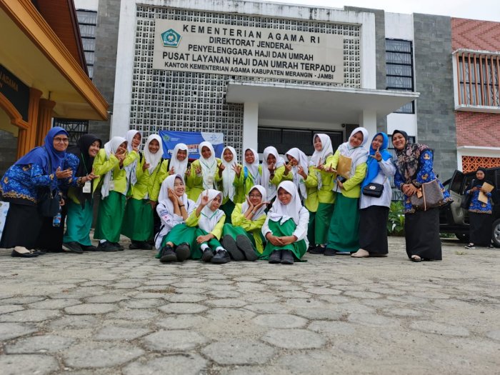 Juara 3 Mading, Harapan 2 dan 3 MC dalam Lomba Bulan Bahasa Tahun 2025 FGBI Juara 3 Mading, Harapan 2 dan 3 MC dalam Lomba Bulan Bahasa Tahun 2025 FGBI