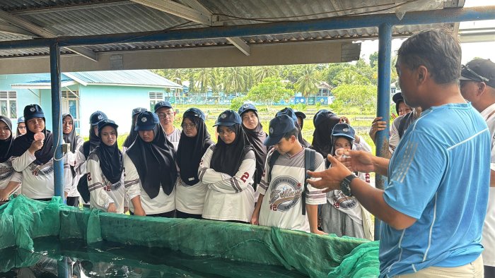 Menimba Ilmu dari Kolam: Siswa MAN 2 Kota Jambi Belajar Budidaya Ikan di BPBAT Sungai Gelam