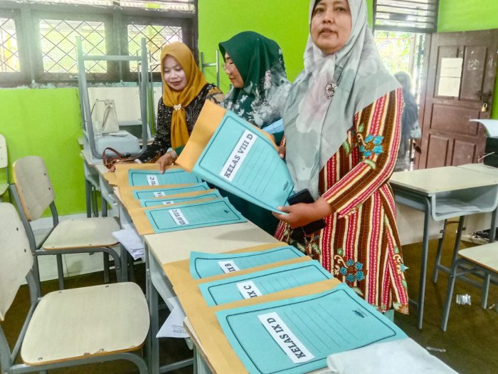 Disiplin Pagi di Pusat Ujian: Antusiasme Guru MTsN 1 Bungo Meng-antre Administrasi dan Pengambilan Naskah Soal Disiplin Pagi di Pusat Ujian: Antusiasme Guru MTsN 1 Bungo Meng-antre Administrasi dan Pengambilan Naskah Soal