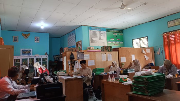 Kepala MIN 4 Tebo Pimpin Rapat Evaluasi Akhir Semester Ganjil Kepala MIN 4 Tebo Pimpin Rapat Evaluasi Akhir Semester Ganjil